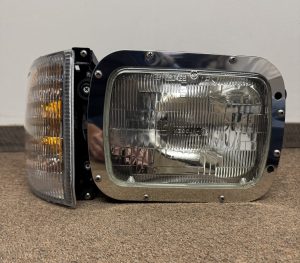 INTERNATIONAL 9900 I SERIES HEADLIGHT ASSEMBLY PASSENGER SIDE FRONT VIEW