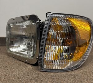 INTERNATIONAL 9900 I SERIES HEADLIGHT ASSEMBLY DRIVER SIDE SIDE VIEW