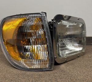 INTERNATIONAL 9900 I SERIES HEADLIGHT ASSEMBLY PASSENGER SIDE SIDE VIEW